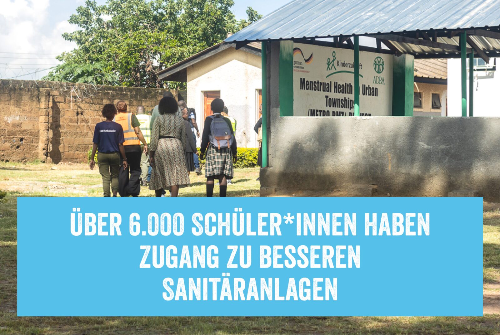 Es zeigt eine Gruppe Frauen auf dem Weg in das Mesntural Hygiene Camp. Bild hat einen Störer mit der Aufschrift: Über 6000 Schüler*innen haben nun Zugangn zu besseren Santäranlagen.